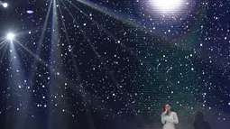 Penyanyi Rossa tampil pada konser Colours of Love di Jakarta, Rabu (20/12). Pada konser Ayat-ayat Cinta 2 yang bertema Colours of Love, tembang Ayat-ayat Cinta dilantunkan Rossa, Krisdayanti, Raisa, dan Isyana Sarasvati. (Liputan6.com./Herman Zakharia)