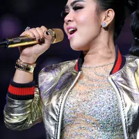 "Make up ini sirilik. Lihat dong bibir Inces, baguskan. Bulu matanya ada diamond, beneran. Takut jatuh sekali ngedip, hahaha," ujar Syahrini, di sela-sela malam puncak HUT 26 SCTV, Istora Senayan, Jakarta, Rabu (24/8) malam. (Adrian Putra/Bintang.com)