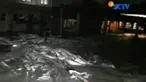 Tanda tanda jebolnya tanggul ini sudah terlihat sejak Sabtu petang.