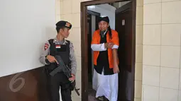 Terdakwa kasus terorisme Afif Abdul Majid bersiap mengikuti sidang tuntutan di PN Jakarta Pusat, Senin (8/6). Afif dituntut 8 tahun penjara atas kasus tindak pidana terorisme dengan mendeklarasikan dukungan kepada ISIS. (Liputan6.com/Herman Zakharia)