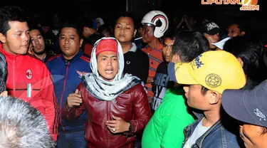 Massa Pro Suryadharma Ali mendatangi kantor DPP PPP untuk membubarkan Rapimnas PPP, Sabtu (19/4/14) sekitar pukul 23.10 WIB. (Liputan6.com/Andrian M. Tunay)