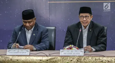 Menteri Agama Lukman Hakim (kanan) dan Ketua Komisi VIII DPR RI Ali Taher (kiri) saat keterangan pers Sidang Isbat 1 Syawal 1440 H di Kementerian Agama, Jakarta, Senin (03/6/2019). Berdasarkan hasil sidang Isbat, hari raya Idul Fitri jatuh pada Rabu, 5 Juni 2019. (Liputan6.com/Faizal Fanani)