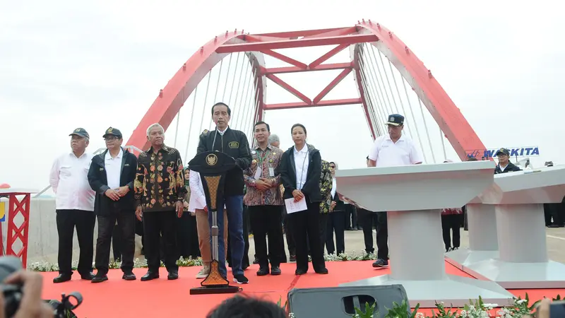 Gaya Jokowi Saat Resmikan Tiga Ruas Tol Trans Jawa