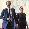 Meghan Markle didampingi suaminya Pangeran Harry tersenyum saat tiba di markas PBB (18/7/2022). Meghan dan Harry tampak kompak mengenakan pakaian serbahitam. (AP Photo/Seth Wenig)