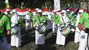 Pelajar yang tergabung dalam kelompok marching band memainkan alat musik saat upacara HUT ke-74 RI di JOB Pertamina-Medco E&P Tomori Sulawesi, Sabtu (17/8/2019). Keberadaan marching band binaan tersebut dalam rangka memeriahkan HUT ke-74 RI. (Liputan6.com/Immanuel Antonius)