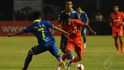 Gelandang Persija, Ramdani Lestaluhu mencoba menghindari jegalan pemain belakang Arema Cronus, Benny Wahyudi saat kedua tim berlaga dalam lanjutan ISL di Stadion GBK Jakarta, Minggu (4/5/2014). (Liputan6.com/Helmi Fithriansyah)