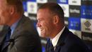 Wayne Rooney tersenyum saat konferensi pers di Goodison Park di Liverpool (10/8). Wayne Rooney memutuskan hengkang dari Manchester United setelah tersisih dari tim inti karena kalah bersaing dengan pemain muda. (AFP Photo/Paul Ellis)