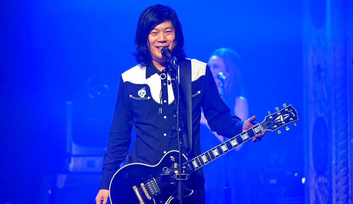 James Iha dari The Smashing Pumpkins tampil di Metro, Chicago, Amerika Serikat, 20 September 2022. (Photo by Rob Grabowski/Invision/AP)
