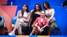 Pevoli Indonesia Yolla Yuliana, Erika Carlina, Cinta Laura, dan Maria Selena berfoto bersama saat pembukaan Piala Dunia FIBA 2023 di Indonesia Arena, Senayan, Jakarta, Jumat (25/08/2023). (Bola.com/Bagaskara Lazuardi)