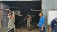 Satpol PP Gusur Puluhan Hunian Tanah Swasta di Pulogadung