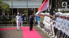 Menteri Pertahanan Prabowo Subianto memeriksa barisan pasukan kehormatan saat upacara penyambutan di Kementerian Pertahanan, Jakarta, Kamis (24/10/2019). Prabowo disambut upacara militer sebelum serah-terima jabatan (sertijab) Menteri Pertahanan dari Ryamizard Ryacudu. (Liputan6.com/Faizal Fanani)