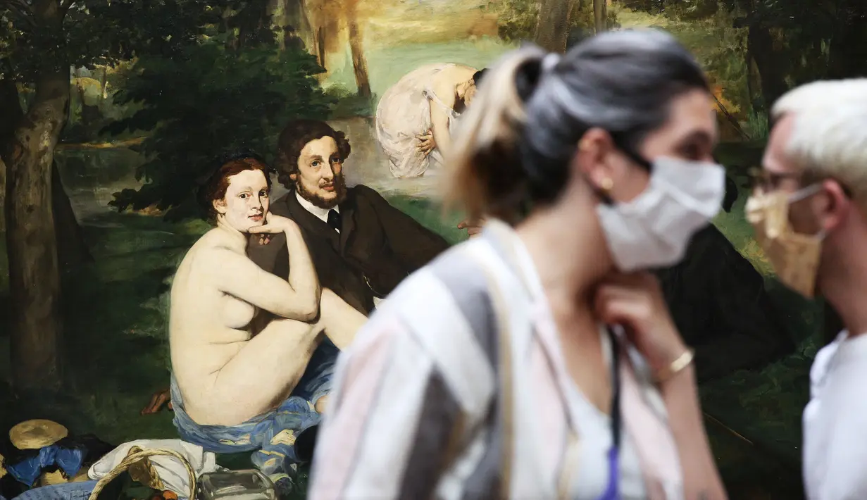 Sejumlah pengunjung yang mengenakan masker mengunjungi Musee d'Orsay saat museum itu dibuka kembali untuk umum di Paris, Prancis (23/6/2020). Musee d'Orsay (Museum Orsay) pada Selasa (23/6) membuka kembali pintunya untuk umum setelah sempat ditutup. (Xinhua/Gao Jing)
