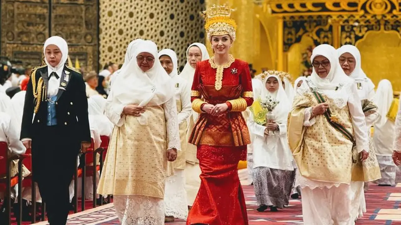 Anisha Rosnah Berbaju Merah saat Prosesi Majlis Istiadat Berbedak