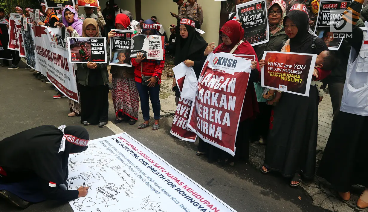 Komite Nasional Solidaritas Rohingya mengumpulkan tanda tangan saat menggelar aksi di depan Kantor Duta Besar Myanmar, Jakarta, Rabu (5/12). Massa membawa sejumlah poster yang berisi kecaman terhadap pemerintah Myanmar. (Liputan6.com/JohanTallo)