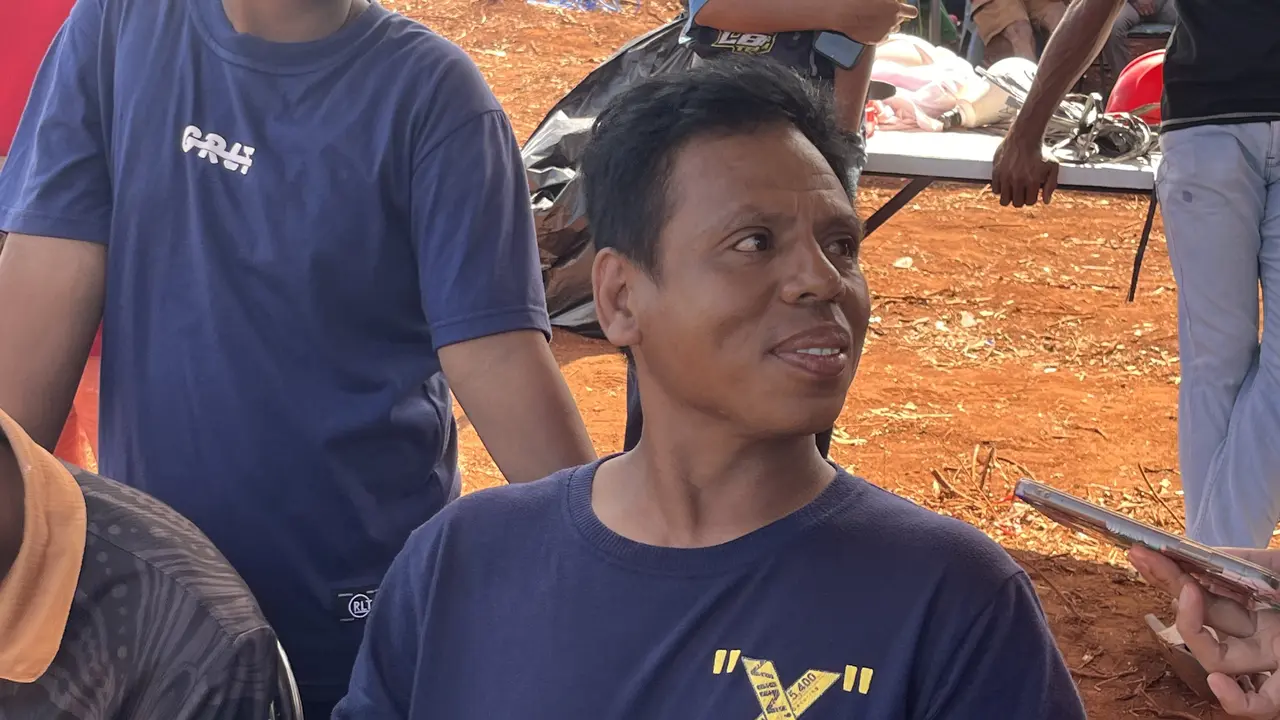 Warga Desa Lermatang, Beni Batlolone, dalam seremoni peletakan batu pertama Blok Masela, Kabupaten Kepulauan Tanimbar, Maluku, Kamis (16/7/2026). (Christian)
