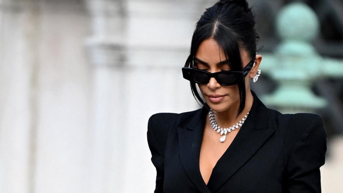 Kim Kardashian Pakai Kalung Berlian Rp25 Miliar Saat Bersaksi di Sidang Kasus Perampokan Perhiasannya