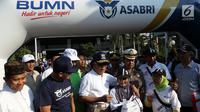 Direktur Utama PT Asabri (Persero) Sonny Widjaja saat melepas peserta Mudik Gratis Bareng Asabri di Jakarta, Jumat (31/5/2019). Asabri memberangkatkan 1.300 pemudik dengan tujuan empat kota di Pulau Jawa yakni, Semarang, Surabaya, Yogyakarta dan Solo. (Liputan6.com/Johan Tallo)