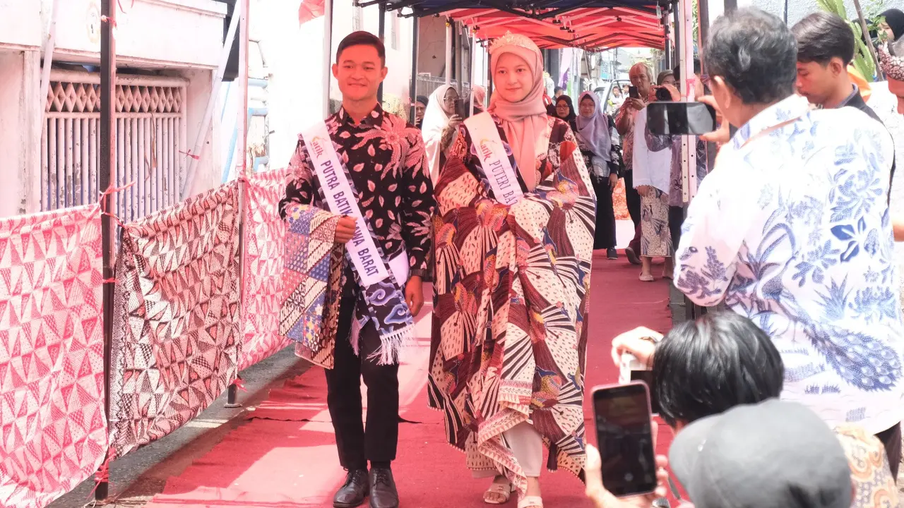 Peringatan Hari Batik Nasional (HBN) 2024 berharap warga Kampung Batik Paledang, Kecamatan Garut Kota, Kabupaten Garut, Jawa Barat, segera naik kelas menembus pangsa pasar batik nasional hingga pasar global. (Liputan6.com/Jayadi Supriadin)