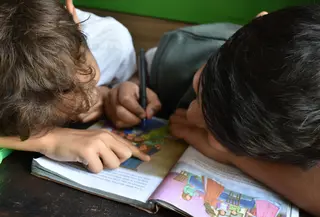 Tetapkan jadwal antara bermain dan belajar anak (Foto: Andrew Ebrahim/Unsplash)