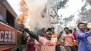 Suporter Persija Jakarta, The Jakmania, menyalakan flare saat akan menonton laga Liga 1 melawan Mitra Kukar di Senayan, Jakarta, Minggu (9/12). Persija berpeluang besar menjadi juara jika berhasil menang. (Bola.com/Vitalis Yogi Trisna)