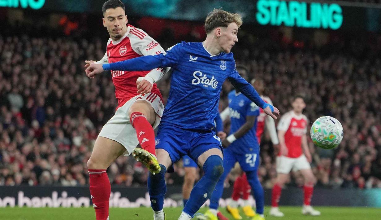 Sejak peluit awal dibunyikan, pertandingan berlangsung dengan tempo tinggi. Tampak dalam foto, pemain Arsenal, Gabriel Martinelli (kiri) berebut bola dengan Jake O'Brien dari Everton selama pertandingan lanjutan Premier League musim 2025/2026 melawan Everton di Emirates Stadium, Inggris, Sabtu 14 Maret 2026 waktu setempat atau Minggu (15/3/2026) dini hari WIB. (AP Photo/Kin Cheung)