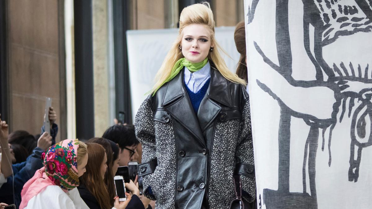 FOTO: Pesona Elle Fanning Jadi Model di Atas Runway Paris Fashion Week