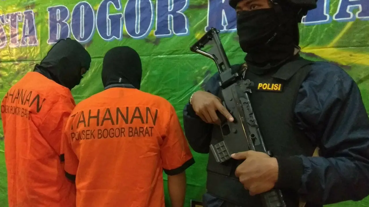 Dua pelaku penipuan  di mesin anjungan tunai mandiri (ATM) di kawasan Bogor, Jawa Barat. (Liputan6.com/Achmad Sudarno)