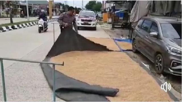 Jalan dijadikan tempat jemuran (Ist)