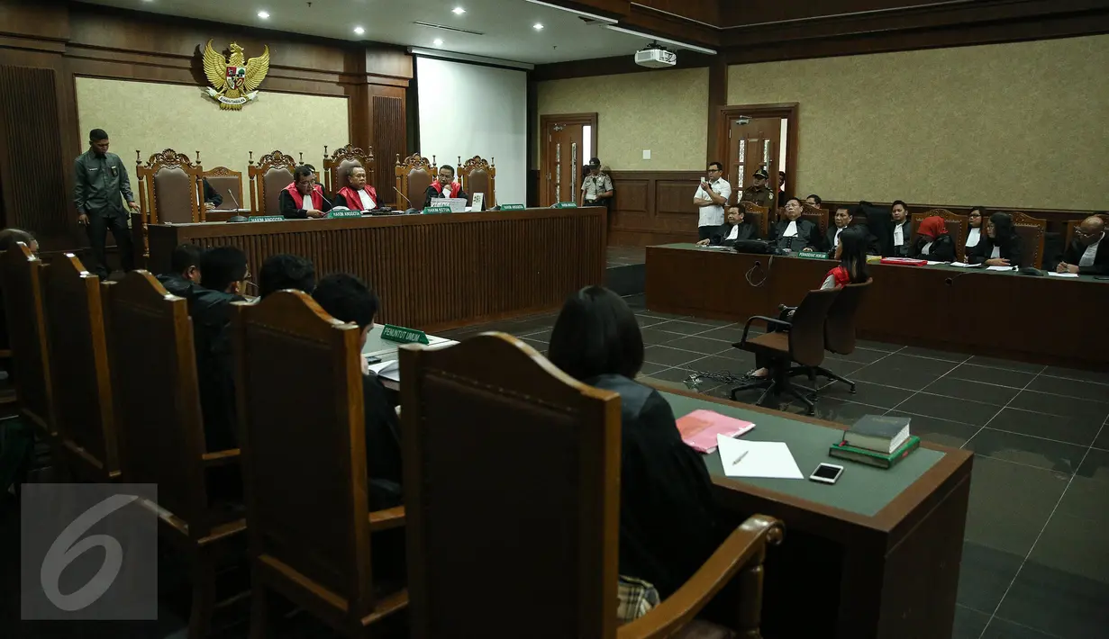 Terdakwa kasus pembunuhan Wayan Mirna Salihin, Jessica Kumala Wongso, mendengarkan pembacaan putusan Majelis Hakim di PN Jakarta Pusat, Selasa (28/6). PN Jakpus menolak eksepsi yang diajukan kuasa hukum Jessica Wongso. (Liputan6.com/Faizal Fanani)