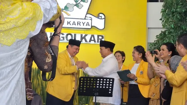 Momen menarik terjadi saat Ketua Umum Partai Gerindra sekaligus bakal calon presiden (bacapres) Koalisi Indonesia Maju, Prabowo Subianto menghadiri syukuran HUT ke-59 Partai Golkar di Jakarta Barat, Jumat (20/10/2023).