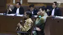 Mantan Menteri Sosial, Idrus Marham (kiri) menjawab pertanyaan saat menjadi saksi sidang dugaan suap kesepakatan pembangunan PLTU Riau-1 dengan terdakwa Eni Maulani Saragih di Pengadilan Tipikor, Jakarta, Rabu (2/1). (Liputan6.com/Helmi Fithriansyah)