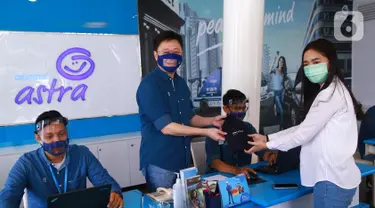 CEO Asuransi Astra, Rudy Chen memberikan bingisan kepada pelanggan pada peringatan Hari Pelanggan Nasional (Harpelnas) di Garda Center TB Simatupang, Jakarta, Jumat (4/9/2020). (Liputan6.com/HO/Eko)