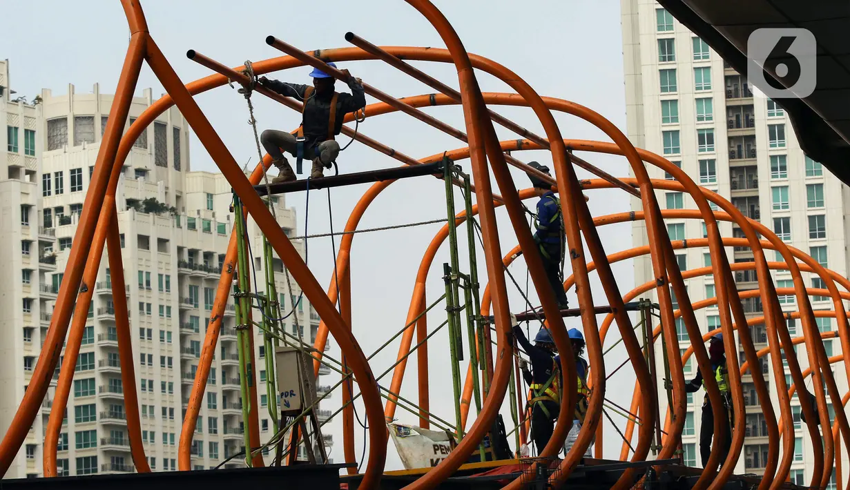 Pekerja menyelesaikan pembangunan jembatan penyeberangan orang (skywalk) di kawasan Kebayoran Lama, Jakarta, Rabu (2/11/2022). Pengerjaan skywalk sepanjang 500 meter dengan desain cahaya artistik dan dilengkapi fasilitas lift nantinya mengintegrasikan Stasiun Kebayoran dengan Halte Transjakarta Koridor 8 dan Koridor 13. (Liputan6.com/Herman Zakharia)