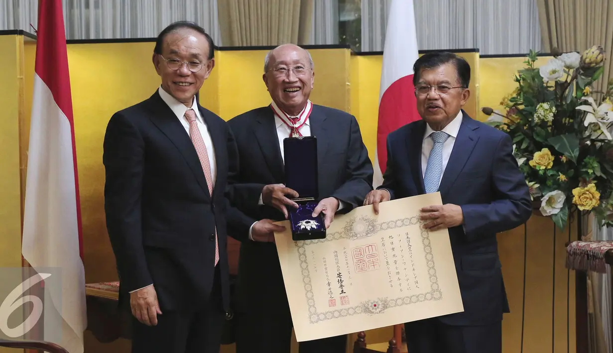 Pengusaha, Sofjan Wanandi (tengah) berfoto bersama dengan Wapres Jusuf Kalla dan Dubes Jepang Yasuaki Tanizaki saat menerima penghargaan 'The Order of Rising Sun, Gold and Silver Star' di Kedubes Jepang, Jakarta, Selasa (1/12). (Liputan6.com/Angga Yuniar)