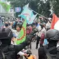 Sejumlah aliansi buruh yang demo tolak Omnibus Law RUU Cipta Kerja diadang Brimob saat menuju ke Gedung DPR/MPR, Kamis (9/10/2020). (Liputan6.com/Ady Anugrahadi)