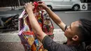 Pedagang merapikan parsel Natal siap kirim di Pasar Barito, Jakarta, Kamis (23/12/2021). Pedagang mengakui penjualan parsel sebagai hantaran Natal mulai ramai. Parsel yang paling banyak diminati adalah parsel makanan dengan harga mulai dari Rp 100.000 hingga Rp 800.000. (Liputan6.com/Faizal Fanani)