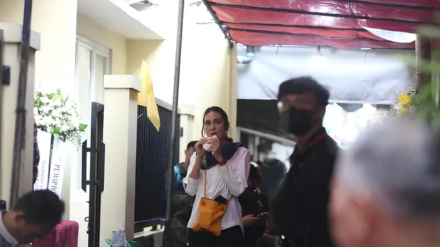 Luna Maya Melayat Ibu Maxime