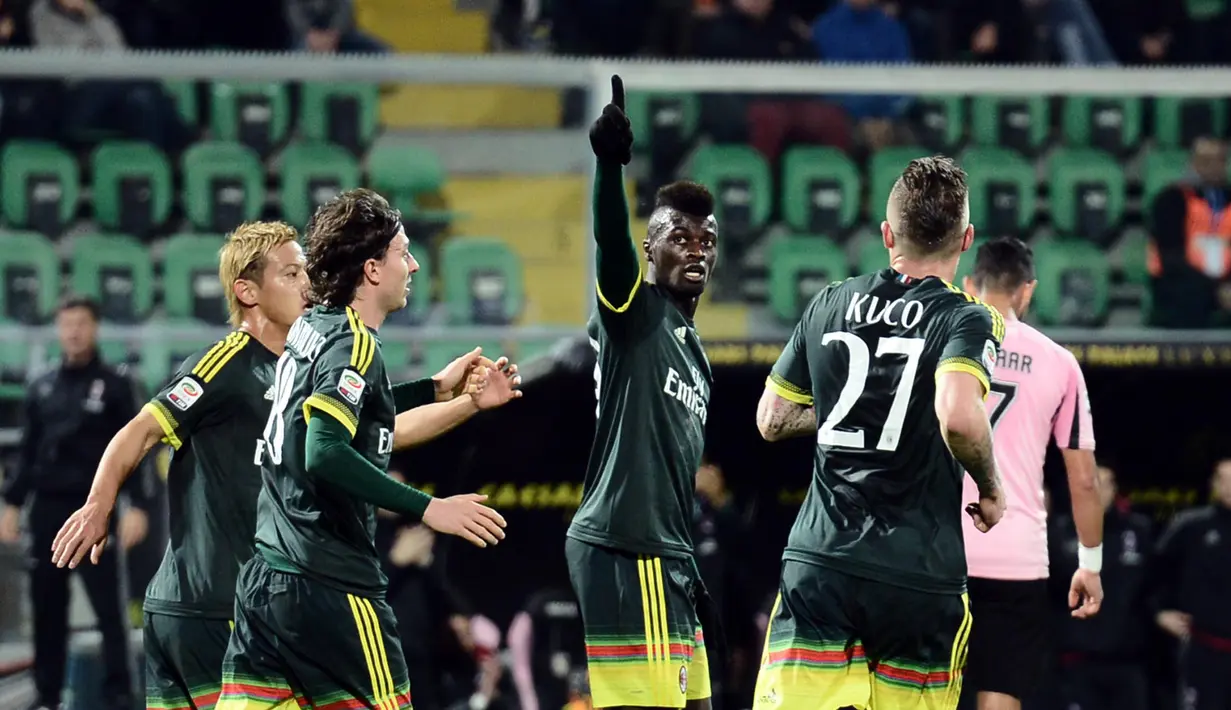 Pemain AC Milan, Mbaye Niang (tengah) merayakan gol bersama rekan-rekannya saat melawan Palermo pada lanjutan Serie A Liga Italia di Stadion Renzo Barbera, Palermo, Kamis (4/2/2016) dini hari WIB. (AFP/Giovanni Isolino)