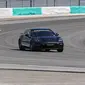 Peserta PMDA sedang mencoba throttle steering di Sepang, Malaysia, menggunakan Panamera. (Porsche Asia Pacific)