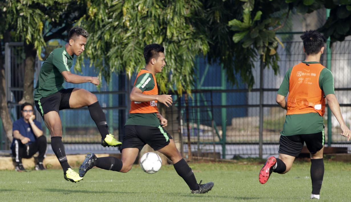 Pemain Timnas Indonesia U-22, Osvaldo Haay, menendang bola saat latihan di Lapangan ABC, Senayan, Jakarta, Jumat (11/1). Pemain muda terbaik Liga 1 2018 itu baru bergabung pada hari kelima pemusatan latihan skuat Garuda Muda. (Bola.com/M Iqbal Ichsan)