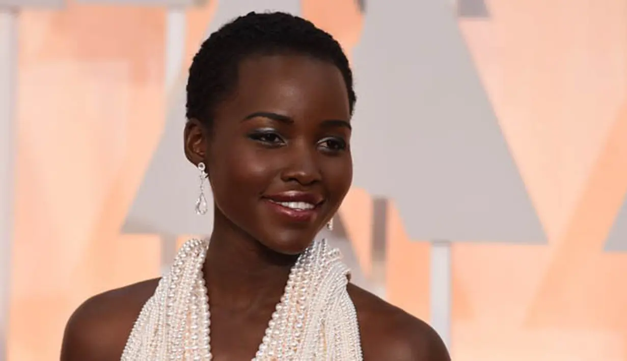 Penampilan Lupita Nyong'o dipercantik dengan make-up mata silver dan lipstik warna kecoklatan yang ditambahkan lipgloss saat menghadiri Academy Awards 2015 di Dolby Theatre, Hollywood, California, AS, Minggu (22/2) malam. (AFP PHOTO/Mark RALSTON)