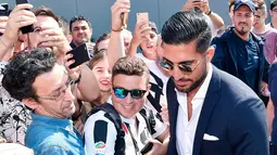 Pemain timnas Jerman, Emre Can tiba untuk menjalani tes medis di J Medical di Turin, Italia, (21/6). Can akan dikontrak Juventus selama lima tahun dengan biaya 5 juta euro dari Liverpool. (Alessandro Di Marco/ANSA via AP)