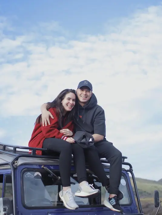 Steffi Zamora tampil manis dengan outfit simpel jaket merah dan celana panjang hitam. Sementara Fero tampil keren dengan sweater lengan pendek hitam dan celana jeans hitam. Keduanya juga terlihat tampil kompak dengan mengenakan topi warna senada.
(Liputan6.com/IG/@steffizamoraaa)