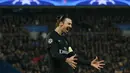 Pemain Paris St Germain, Zlatan Ibrahimovic berteriak usai mencetak gol ke gawang Skthar Donetsk pada lanjuta Liga Champions Grup A di Stadion Parc des Princes, Paris, Rabu (9/12/2015). (RUTERS/Gonzalo Fuentes)