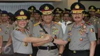 Kapolri Jenderal Pol Tito Karnavian, Komjen Pol Syafruddin dan Kepala Badan Intelijen Negara Jenderal Pol Budi Gunawan (kiri ke kanan) bersalaman usai pelantikan jabatan Wakapolri di Mabes Polri, Jakarta, Sabtu (10/9). (Liputan6.com/Helmi Fithriansyah)