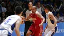 Pebasket Indonesia, Arki Dikania Wisnu (kedua kanan) mencoba melewati kawalan dua pemain Filipina saat berlaga di final SEA Games ke-28 di OCBC Arena Singapore, Senin (15/6/2015). Indonesia kalah 64-72 dari Filipina. (Liputan6.com/Helmi Fithriansyah) 