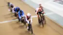 Tim balap sepeda Belanda berkompetisi pada nomor final madison putra UCI Track Nations Cup 2023 di Jakarta International Velodrome, Rawamangun, Jakarta, Minggu (26/02/2023). (Bola.com/Bagaskara Lazuardi)