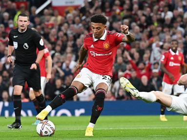 Jadon Sancho mencetak gol brilian saat MU berhadapan dengan Liverpool pada pekan ketiga Liga Inggris 2022/2023, Selasa (23/8/2022).  Bomber asal Inggris itu dengan tenang menggocek pemain senior Liverpool, James Milner, lalu tanpa ampun merobek gawang Alisson Becker.