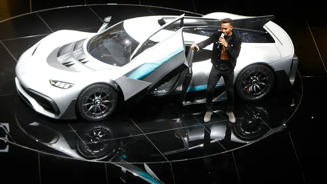 Lewis Hamilton Kenalkan Hypercar Berteknologi F1 Pertama di Dunia