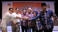 Ketiga pasangan Calon Gubernur dan Wakil Gubernur DKI Jakarta tos bersama usai Rapat Pleno Pengundian Nomor Urut pasangan Cagub dan Cawagub DKI Jakarta, Selasa, (25/10). (Liputan6/JohanTallo)